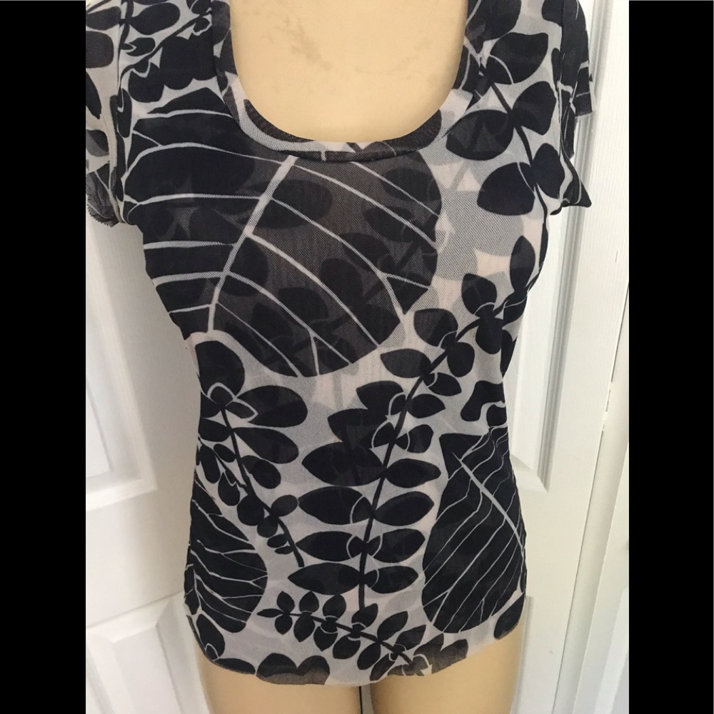 Sweat pea stretchy layered top L leaves